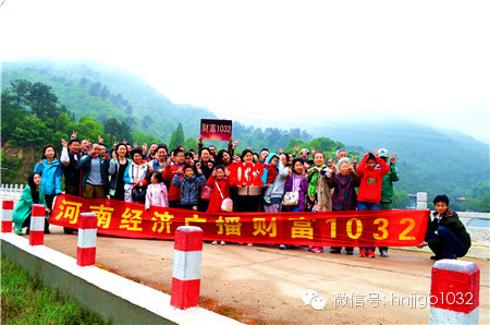 這么美的地方，我們合影留念，看大家多開(kāi)心！