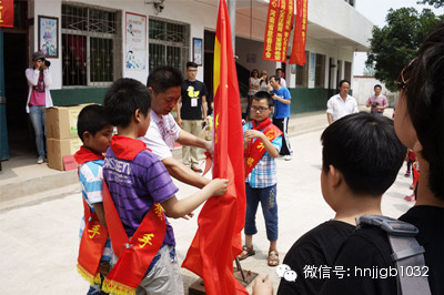 在莊嚴(yán)肅穆的國(guó)歌聲中，五星紅旗冉冉升起。學(xué)校的全體師生、愛(ài)心車隊(duì)的全體成員，共同經(jīng)歷了一次特殊的升旗