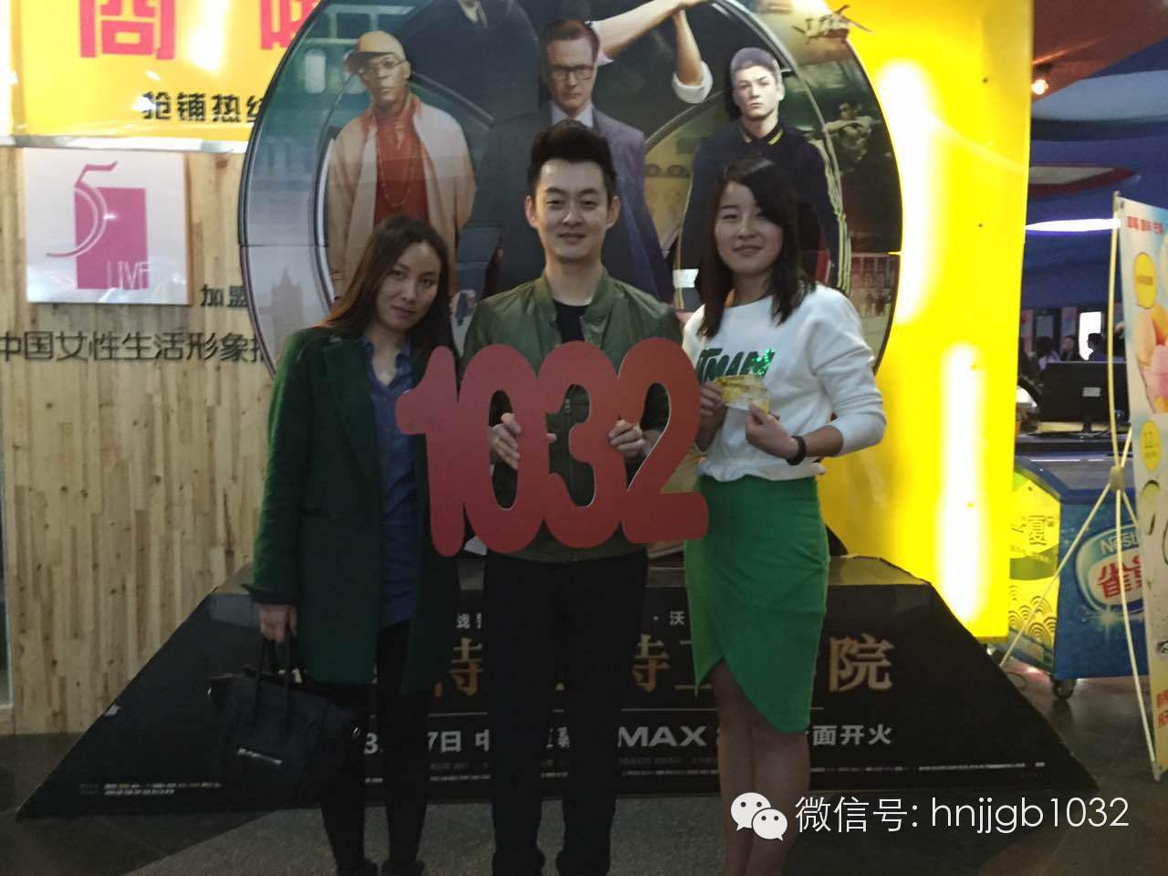 傳說中的Johnny終于現(xiàn)身啦！還是美女魅力大哦。帥哥美女好養(yǎng)眼，小編忍不住要多看幾眼呢。