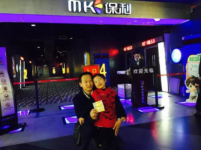 再來看兩個萌娃，表情都好有戲！