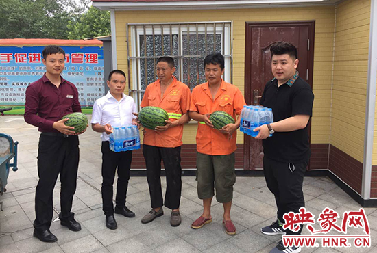 經(jīng)濟廣播工作人員和愛心企業(yè)給正在忙碌的環(huán)衛(wèi)工人、交警和協(xié)警等送去了一萬六千多斤西瓜和近百提礦泉水。