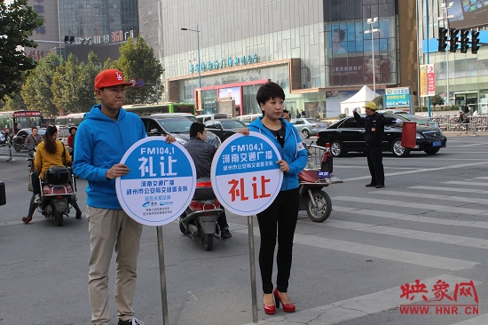 河南省文明交通形象大使、河南交通廣播主持人南方在活動(dòng)現(xiàn)場(chǎng)