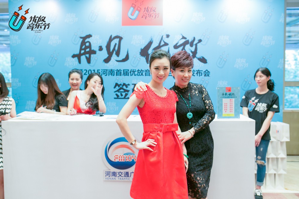 貼心的南方姐姐和美女主播小佩，海洋是不是每天都要流口水呀！