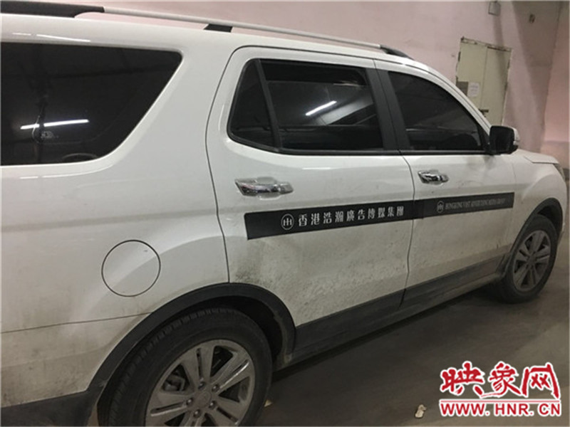 車身上按要求貼著廣告。