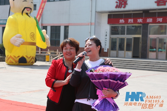 長壽山景區(qū)董事長、總經(jīng)理孫春花與主持人周迪