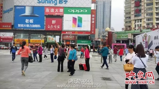 他們從四面八方匯集到二七塔下，由行走路人一下變成了一支舞蹈隊(duì)，跳起了節(jié)奏歡快、時(shí)尚動(dòng)感的舞蹈。