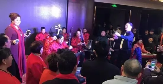 現(xiàn)場的樂隊老師也是咱的戲迷朋友，為了周迪的見面會今天累也開心