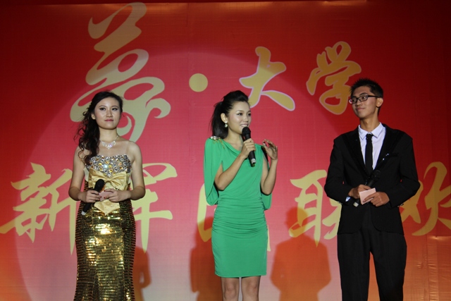 教育廣播女主播葉子現(xiàn)身晚會，與學生同臺主持
