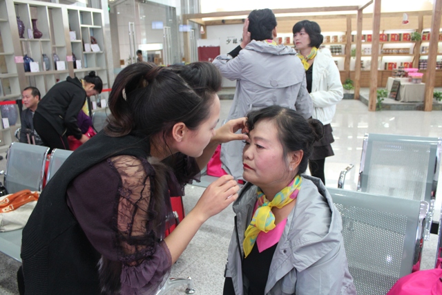 活動(dòng)開(kāi)始前，教育廣播女主播幫參與活動(dòng)演出的老人化妝