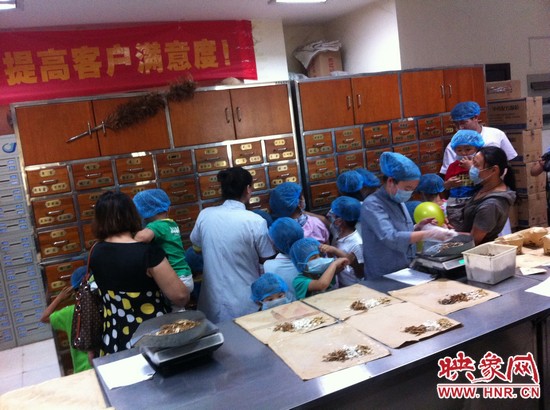 　　接下來(lái)，要進(jìn)入到有中醫(yī)“博物館”之稱的中藥房去探秘啦！藥房那些小抽屜里面裝的是什么？孩子們很好奇