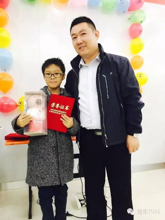 我是小小銀行家，來跟行長合個影哦