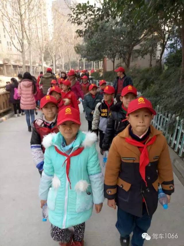 脖子上戴著紅領(lǐng)巾，頭上頂著小紅帽，排著整齊的隊伍——出發(fā)！