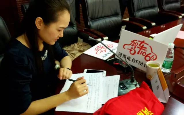 這一環(huán)節(jié)由我們1066的人氣美女主播子楊主持，認(rèn)真的子楊是不是超級(jí)美麗呢。