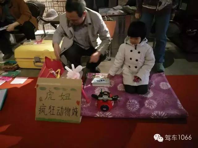 這位小老板的攤位擺的有模有樣的，不過旁邊這位酷爸怎么這么眼熟？