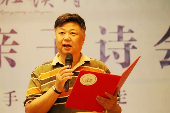 第一個(gè)節(jié)目便是重磅，大象融媒·欣欣象融網(wǎng)絡(luò)科技公司董事長(zhǎng)魏峰帶來(lái)沈浩波的作品《在夏天時(shí)想起秋天》