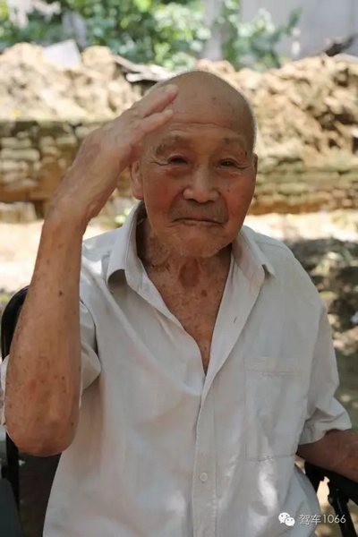 老兵身子骨不行了，九十多歲了……也許軍禮不那么標(biāo)準(zhǔn)了，但是這一幕還是感動到了我們……