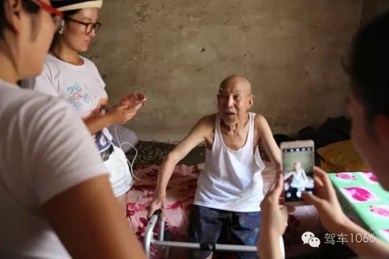 老兵老兵，你的勛章呢，國家給你的那個(gè)？