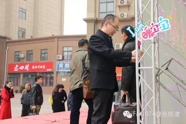 寒江副總監(jiān)親力親為，事無巨細(xì)。偶像真是暖暖惹人愛呢！