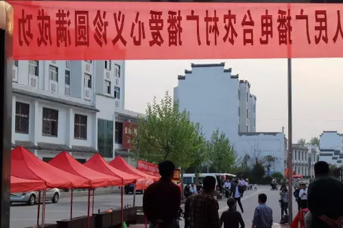 在大家的齊心努力下，終于在天黑前將第二天義診活動場地搭建好了。