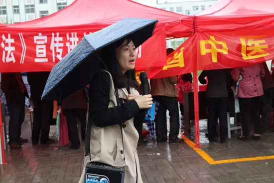 《健康河南》主播柳青也一直在雨中，不畏寒冷，引導(dǎo)大家排隊掛號，指路，排憂解難……