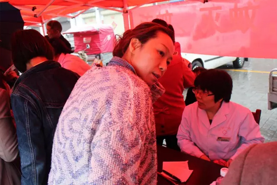 了解到有老人看病不方便，河南電臺1074綠色頻道活動小組欒老師將醫(yī)生請到老人身邊，親自為她診斷。