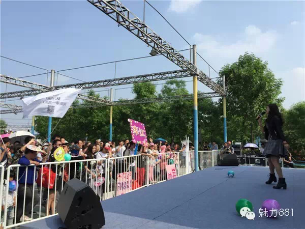 輕輕躍起、優(yōu)美身段，新聞小姐李江