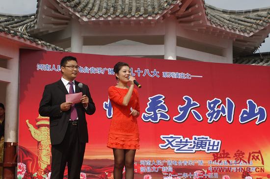 演出現(xiàn)場主持人向老人們表達(dá)節(jié)日的問候。