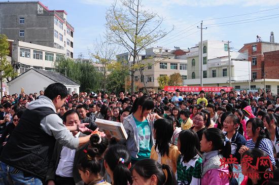 演出現(xiàn)場觀眾積極參與、氣氛熱烈。