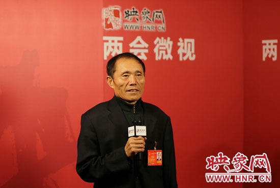 3月4日，全國(guó)人大代表、濮陽(yáng)縣西辛莊村支部書記李連成在映象網(wǎng)全國(guó)兩會(huì)北京演播室做客《兩會(huì)微視》訪談。