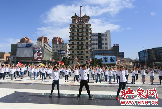 鄭州街頭上演快閃和彩虹跑 引眾人圍觀(guān)