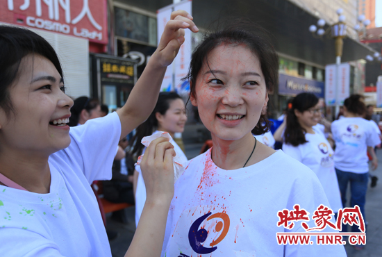 鄭州街頭上演快閃和彩虹跑 引眾人圍觀(guān)