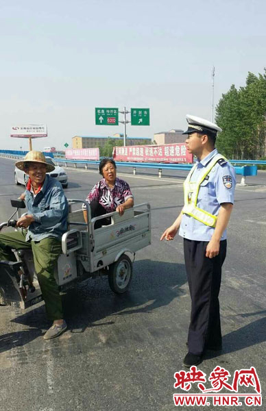 為抄近道走親戚，開封老漢騎電動三輪車上高速。