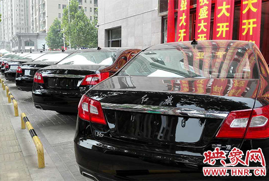 路邊一棟樓上懸掛著二三十條紅色條幅，全部是祝賀一家公司開業(yè)的。