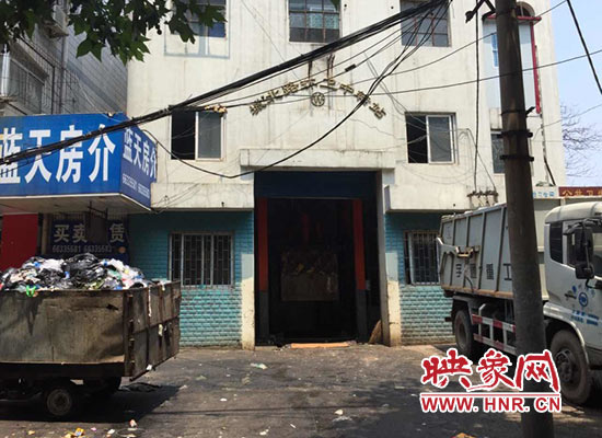 城北路環(huán)衛(wèi)中轉(zhuǎn)站門前的垃圾車裝滿了生活垃圾，腐臭味撲面而來(lái)