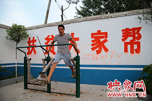 張國敬堅(jiān)持在村中的文化廣場上做著恢復(fù)性鍛煉。
