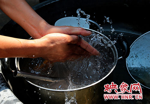 洗碗洗菜對于雙眼失明的張國敬來說，需要比常人花上更多的時(shí)間。