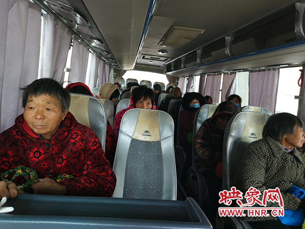 警方調(diào)來車輛，將超載人員轉運走