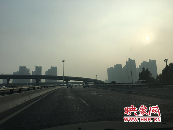限行首日，三環(huán)橋上橋下，車輛不多，交通狀況良好。