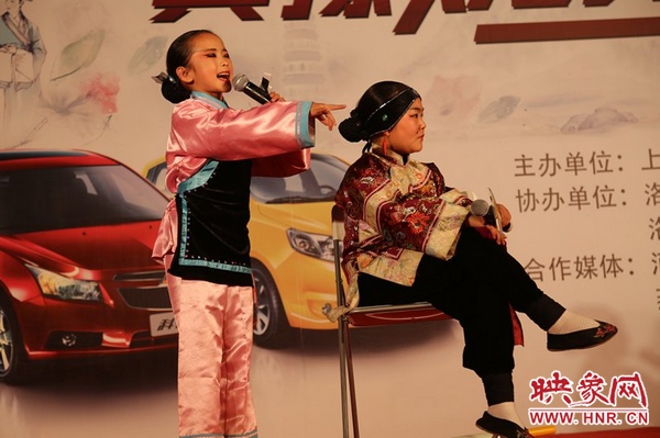兩個小演員的表演活潑，惹得觀眾連連叫好。