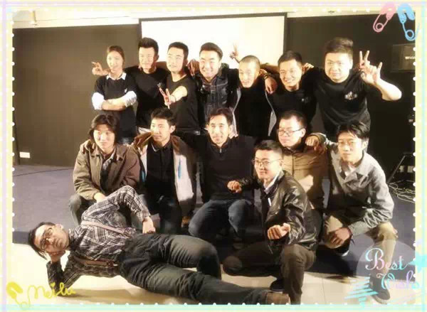 表演結(jié)束，看這哥們兒，為了和演員合影也是蠻拼的！