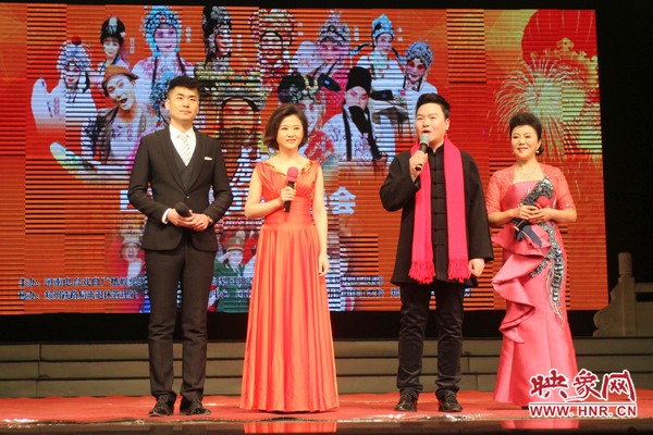 戲迷春晚主持人月陽（右二）、李亞楠（右一）、王巖（左二）、王曉凡（左一）