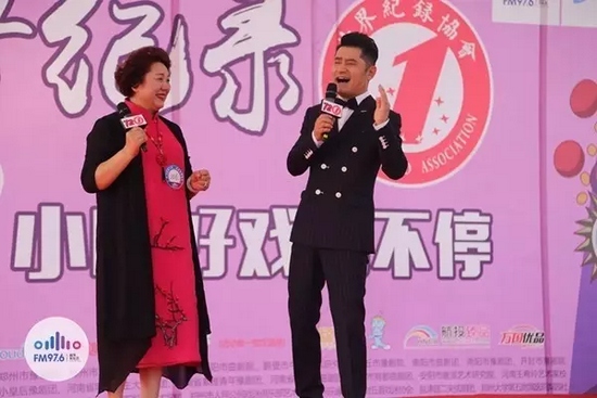 原來(lái)是關(guān)大帥哥的演唱，逗笑了全場(chǎng)觀眾