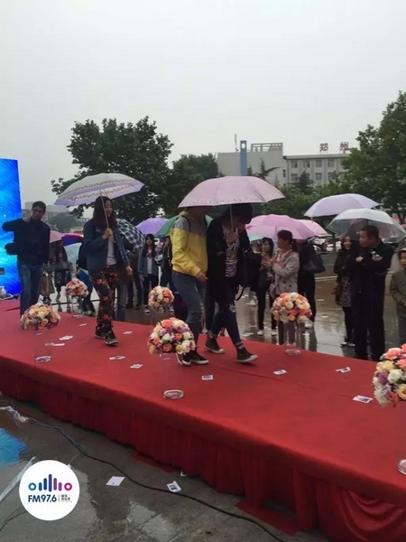 　　好友從屏幕后面走出來，他們特意從陜西、平頂山趕來為兩人送出祝福。