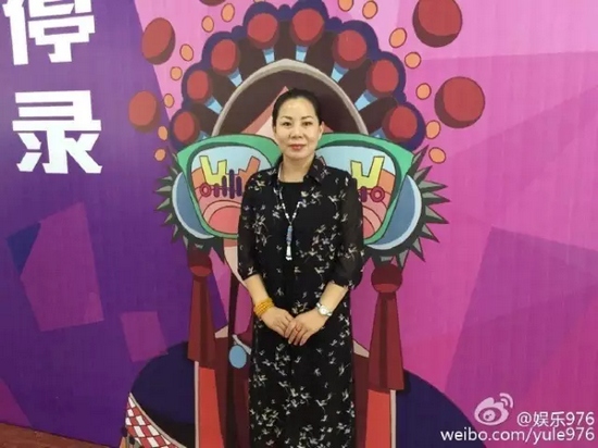 河南大愛劇團(tuán)代表張艷紅講述自己帶領(lǐng)團(tuán)里的演員參與挑戰(zhàn)的故事。