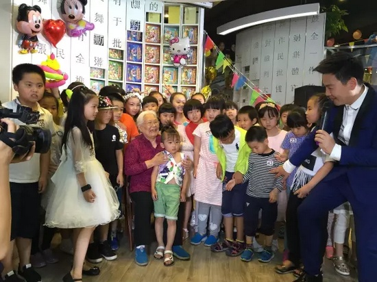 　　豫劇表演藝術(shù)家高潔老師和孩子們在一起，講述自己和戲曲的故事，祝福所有的小朋友節(jié)日快樂。