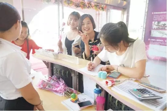 到場嘉賓均獲得巧克力一盒，女士另外還獲得獲得玫瑰花一支。