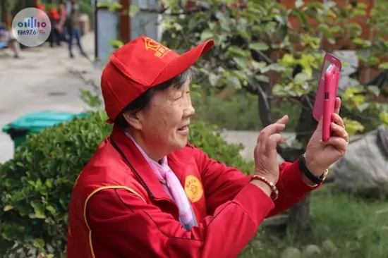 爺爺奶奶叔叔阿姨被盛運(yùn)莊園的景致吸引，紛紛拍照留影