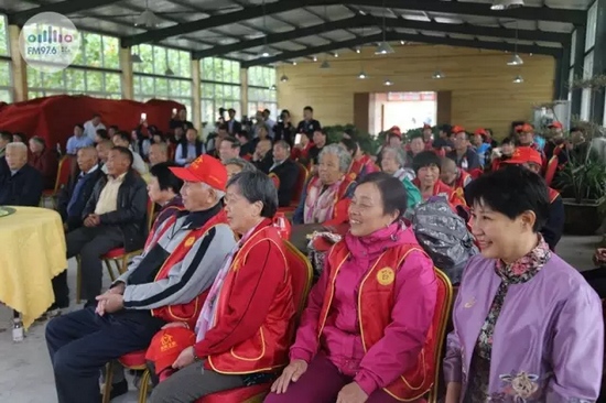 臺(tái)上展風(fēng)采，臺(tái)下笑開懷