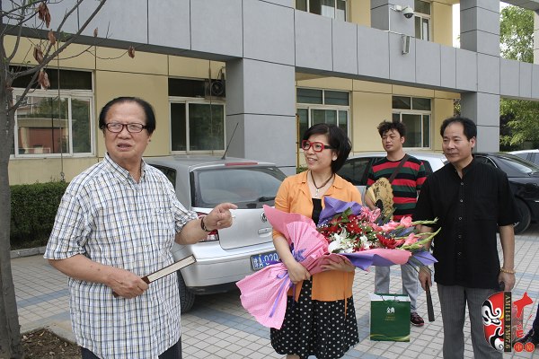  左起：著名豫劇表演藝術家賈庭聚、河南電臺戲曲廣播總監(jiān)木子、唐派再傳弟子郭志成等待看望馬云玲女士