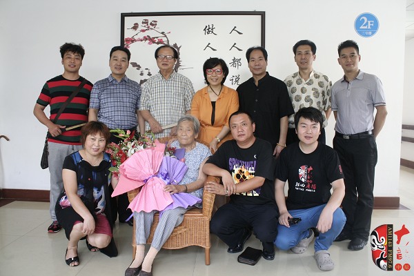 著名豫劇表演藝術家賈庭聚（后左三）與眾弟子及河南電臺戲曲廣播總監(jiān)木子（后中）、戲曲廣播品牌部主任月陽